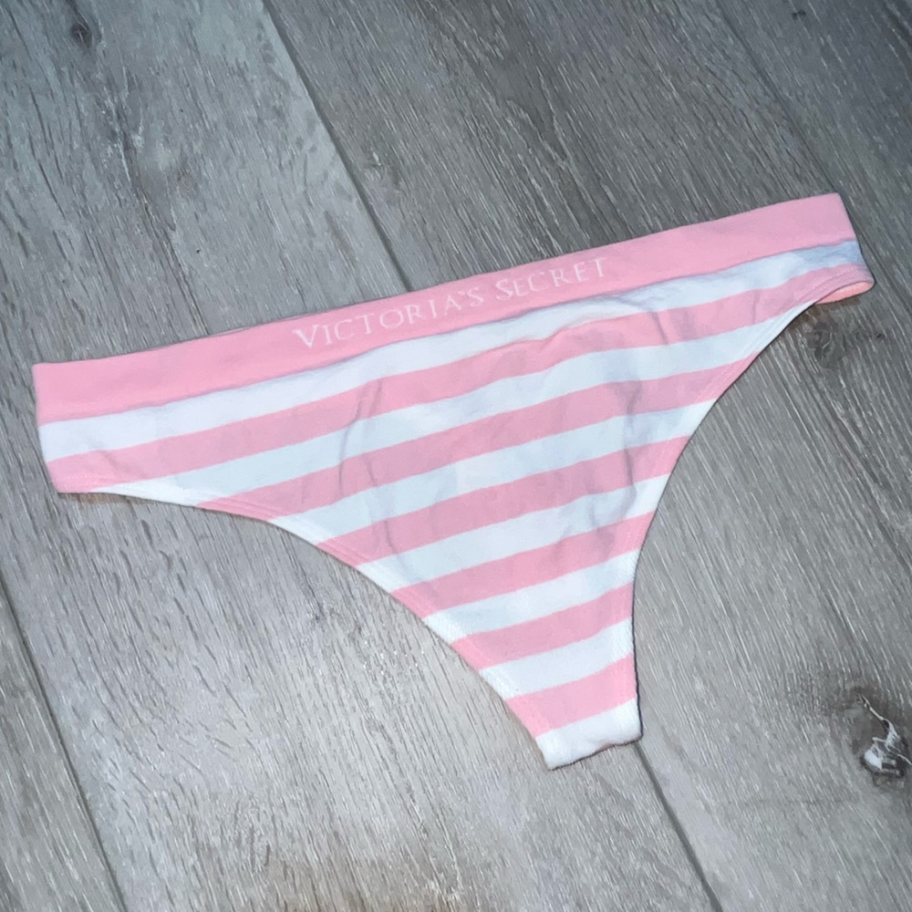 VS NWT Seamless No-Show Thong M pink white striped